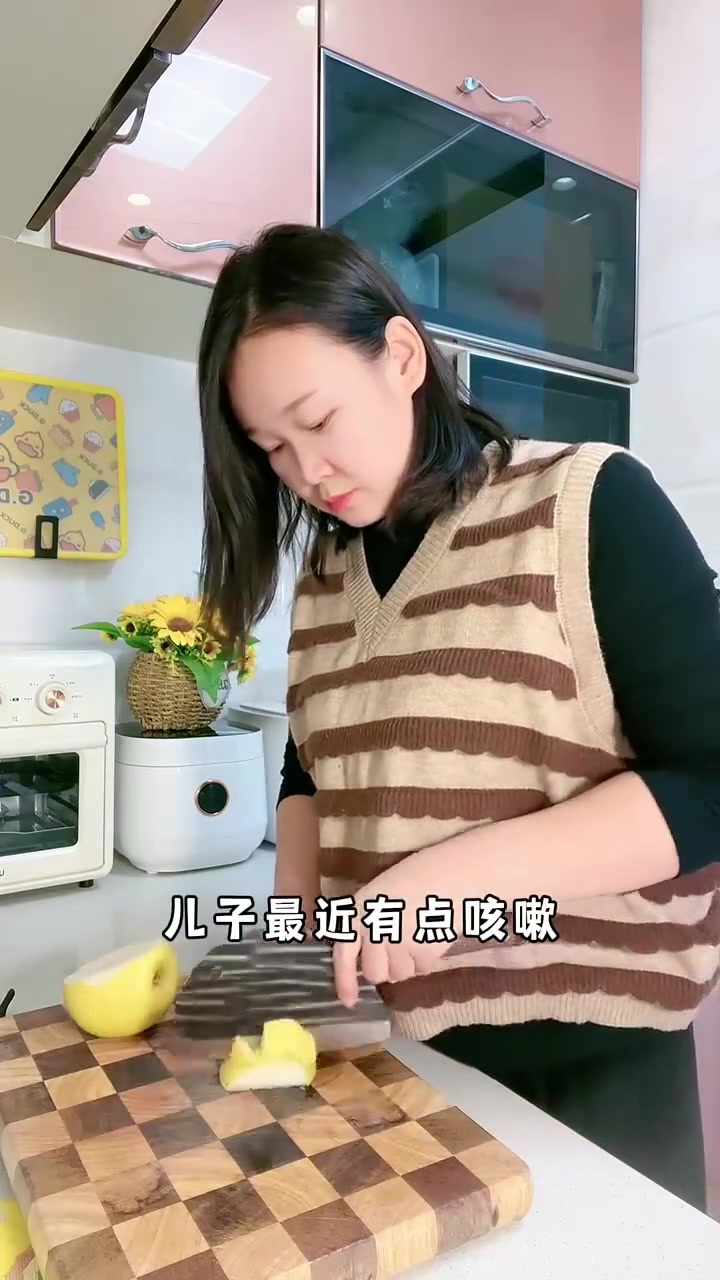 今天给儿子做了蓝莓山药卷,还做了蓝莓山药塔,搭配雪梨银耳羹