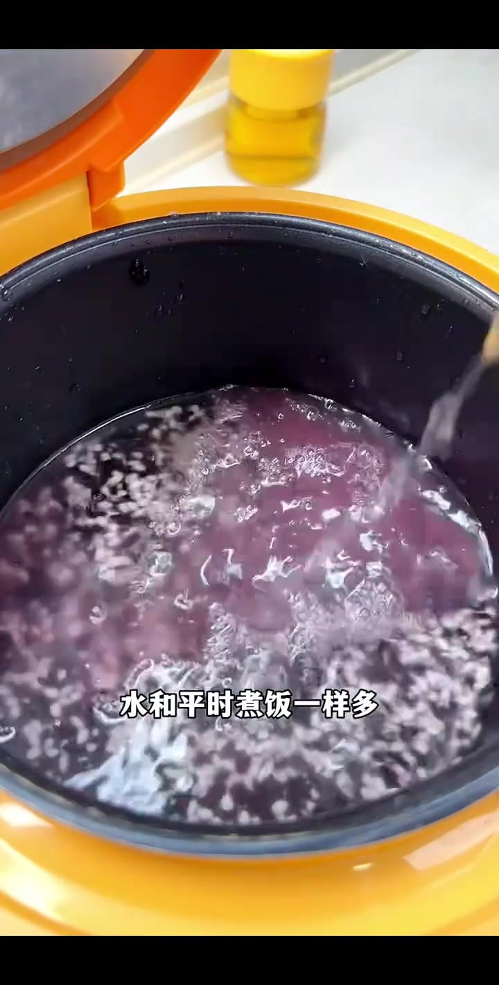 早餐简单几步做个紫米饭团,荤素搭配馅料满满