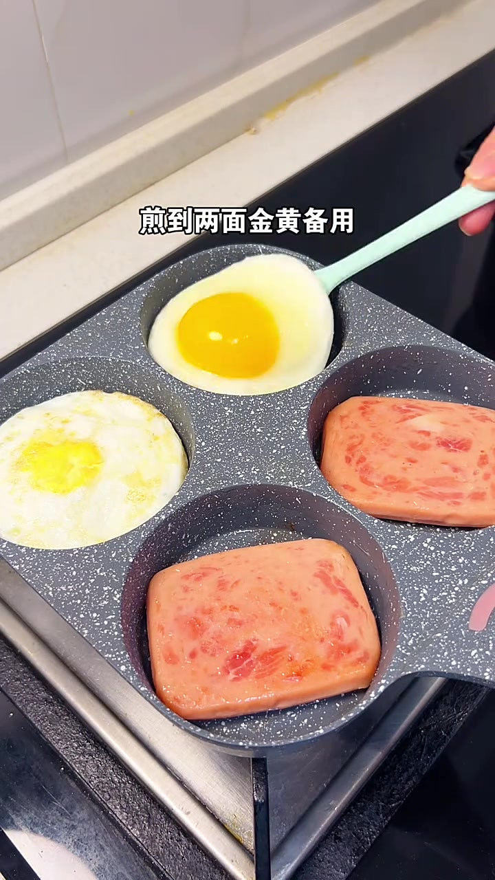 早餐做了小朋友都爱吃的三明治，真是百吃不厌