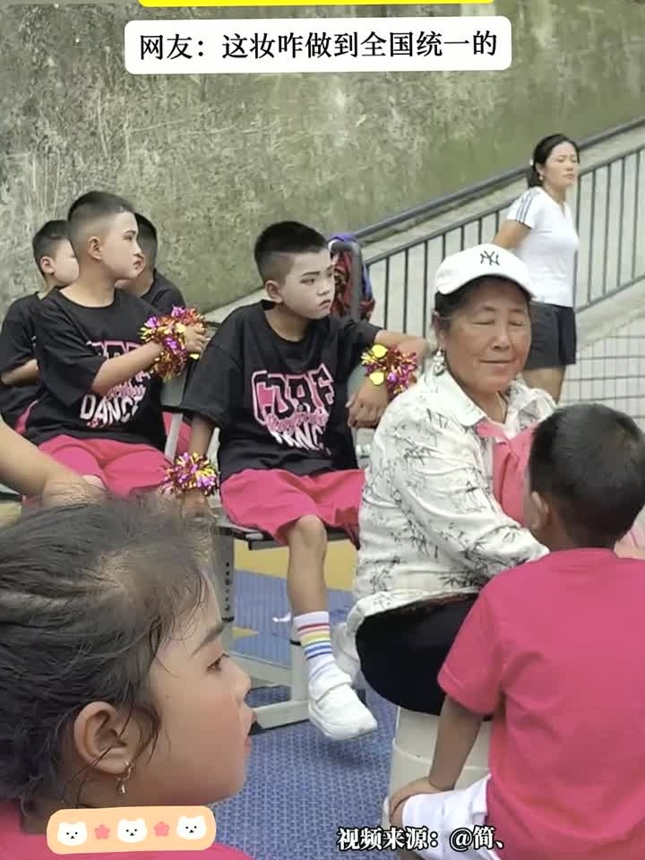 小学生六一表演妆容,每个男孩子脸上都写满了困惑