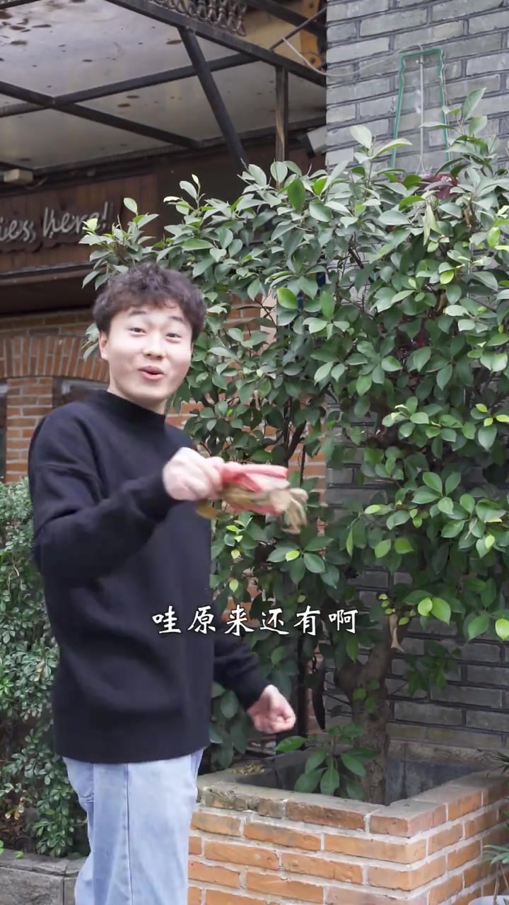 浸透了蟹味的粉丝鲜香可口!应季的红鲟肉质鲜美,营养丰富!一筷接着一筷停不下来!