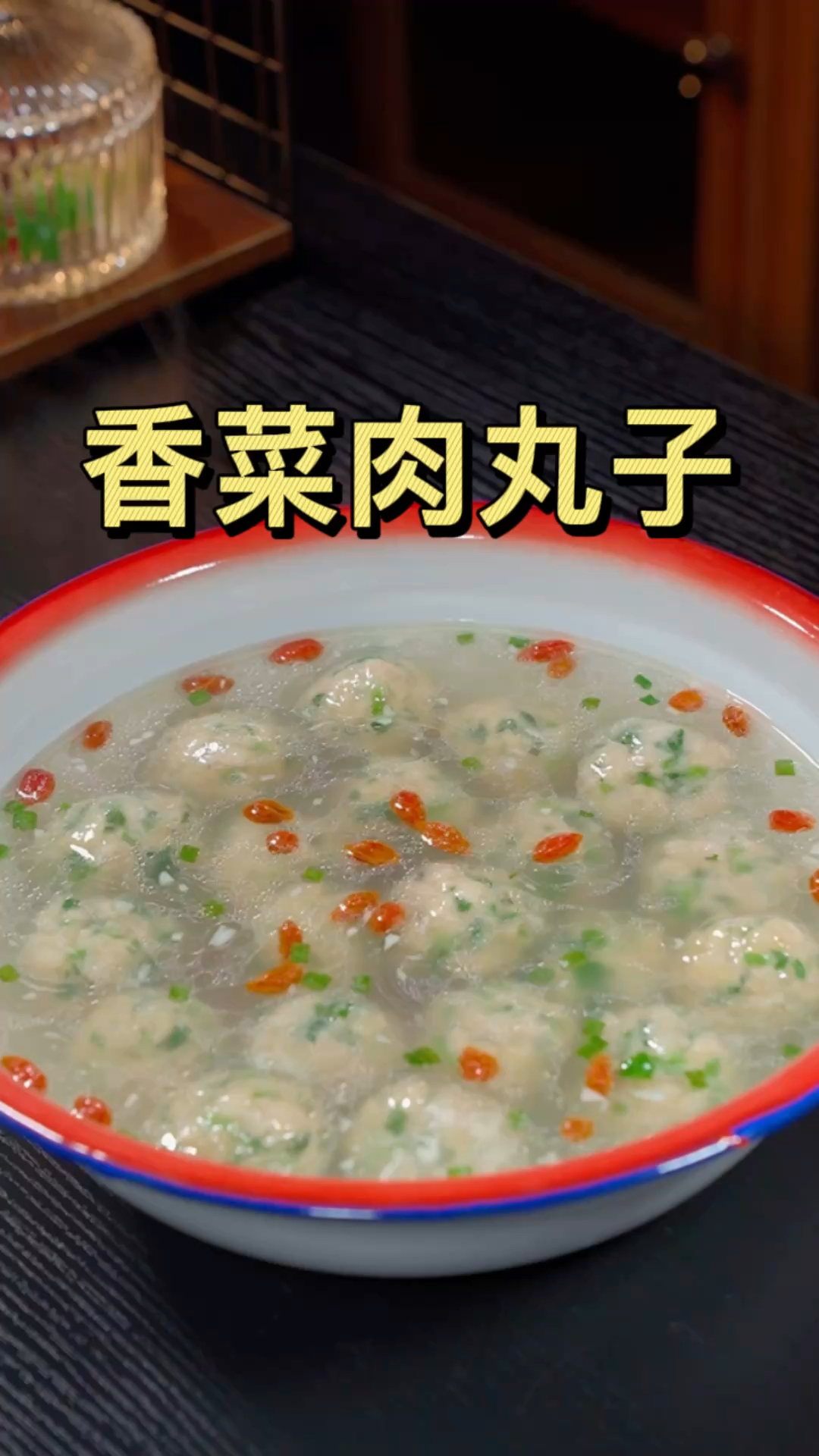 大家注意看，把新鲜的香菜放进滚烫的开水里烫一下，出锅就是美食