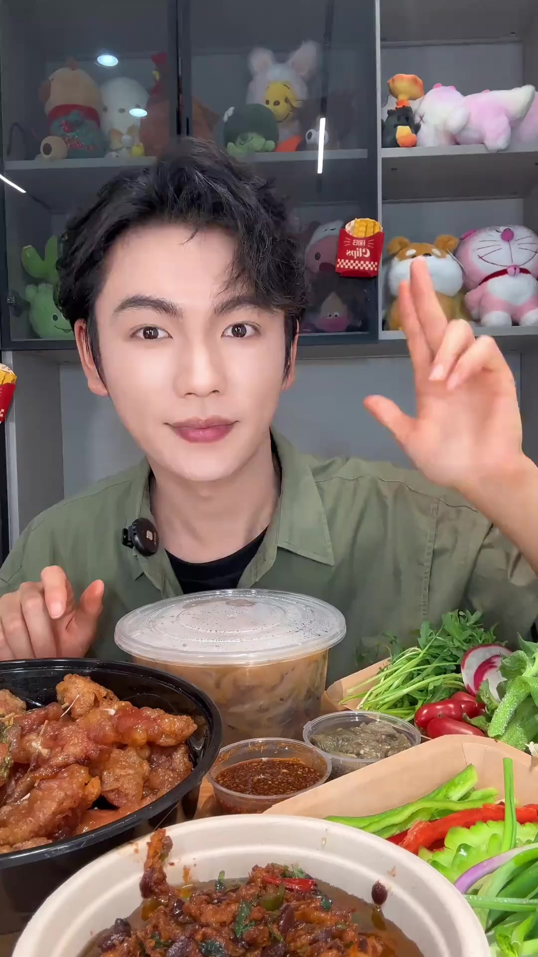 今天吃东北好吃的 锅包肉!酸菜炖白肉血肠!蘸酱菜!东北打饭包