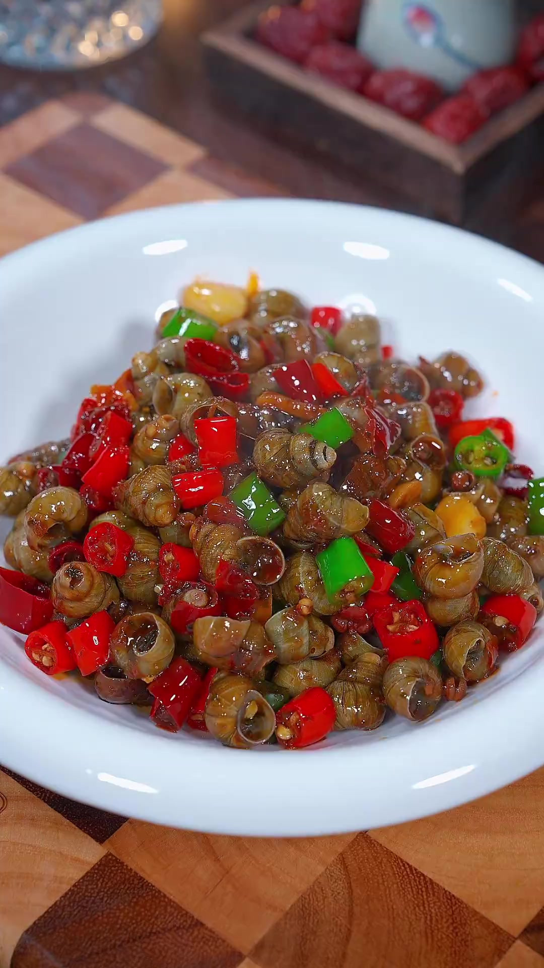 去大排档必点的辣炒田螺，在家做也很简单，香辣过瘾，好吃到根本