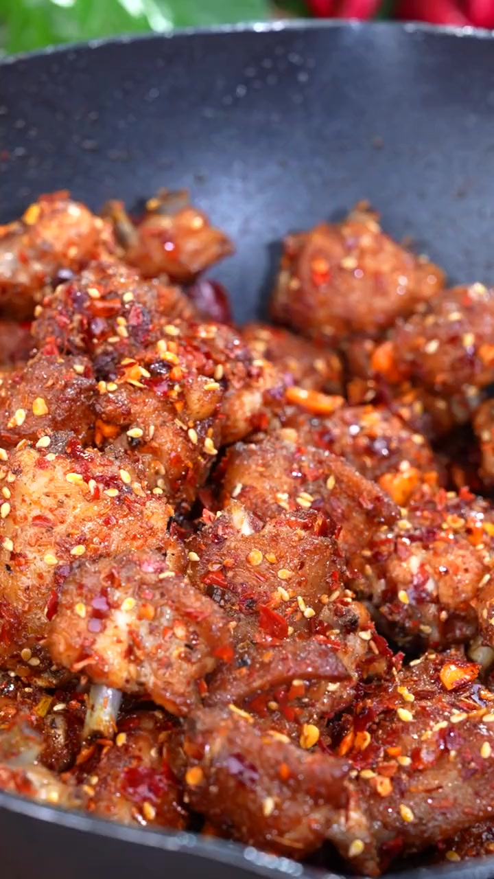 简单两步就能做出来焦香酥脆的麻辣鸡翅，刷剧、下酒的加分菜