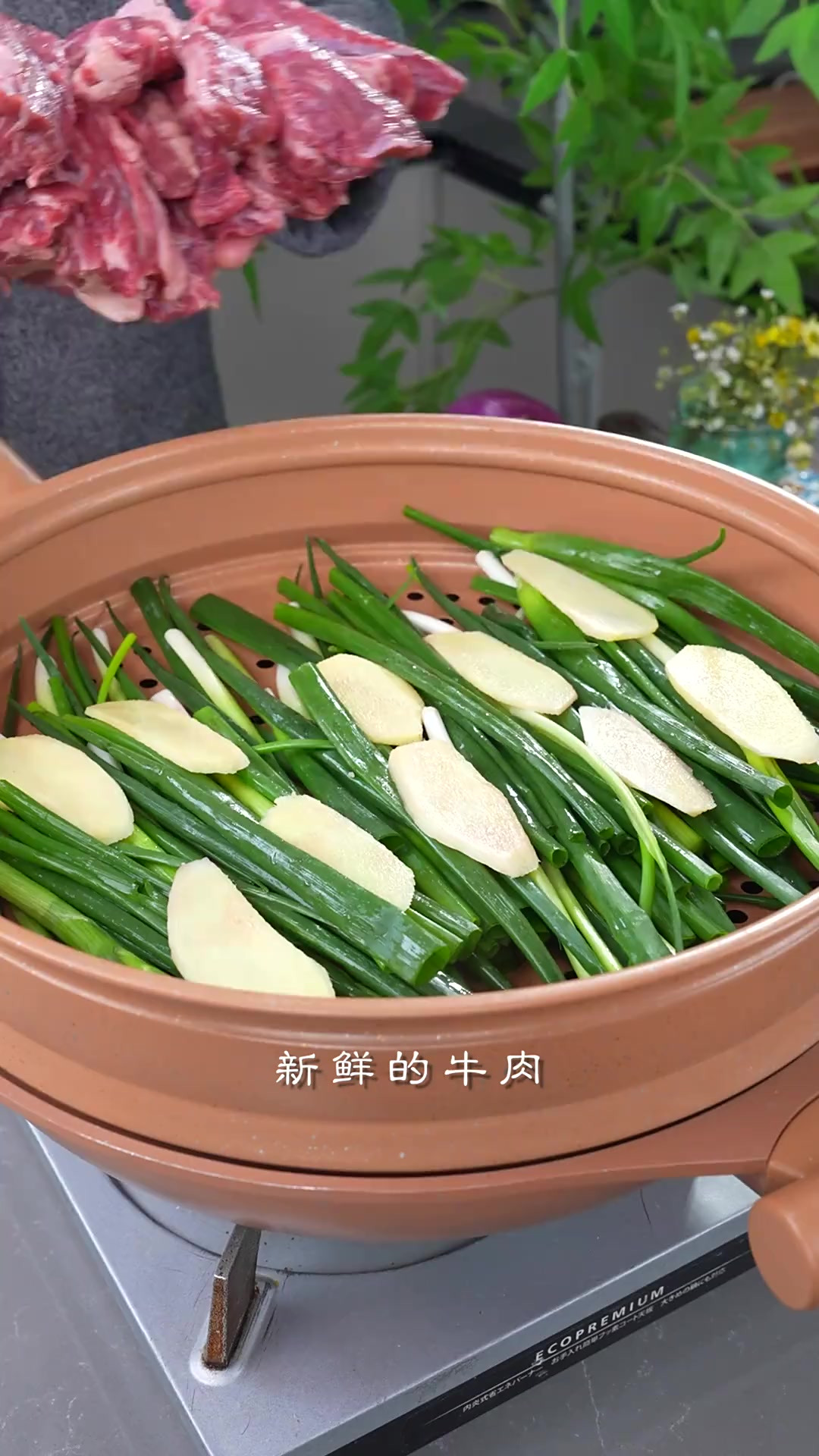 新鲜的牛肉上锅这么一蒸，出锅就是来北京必吃的一道清真美食，拌