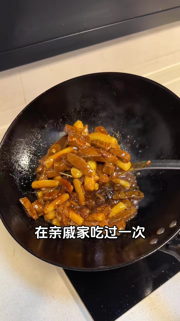 一定要试试这个超下饭组合牛排炒年糕，牛肉滑嫩，年糕软糯弹牙拌
