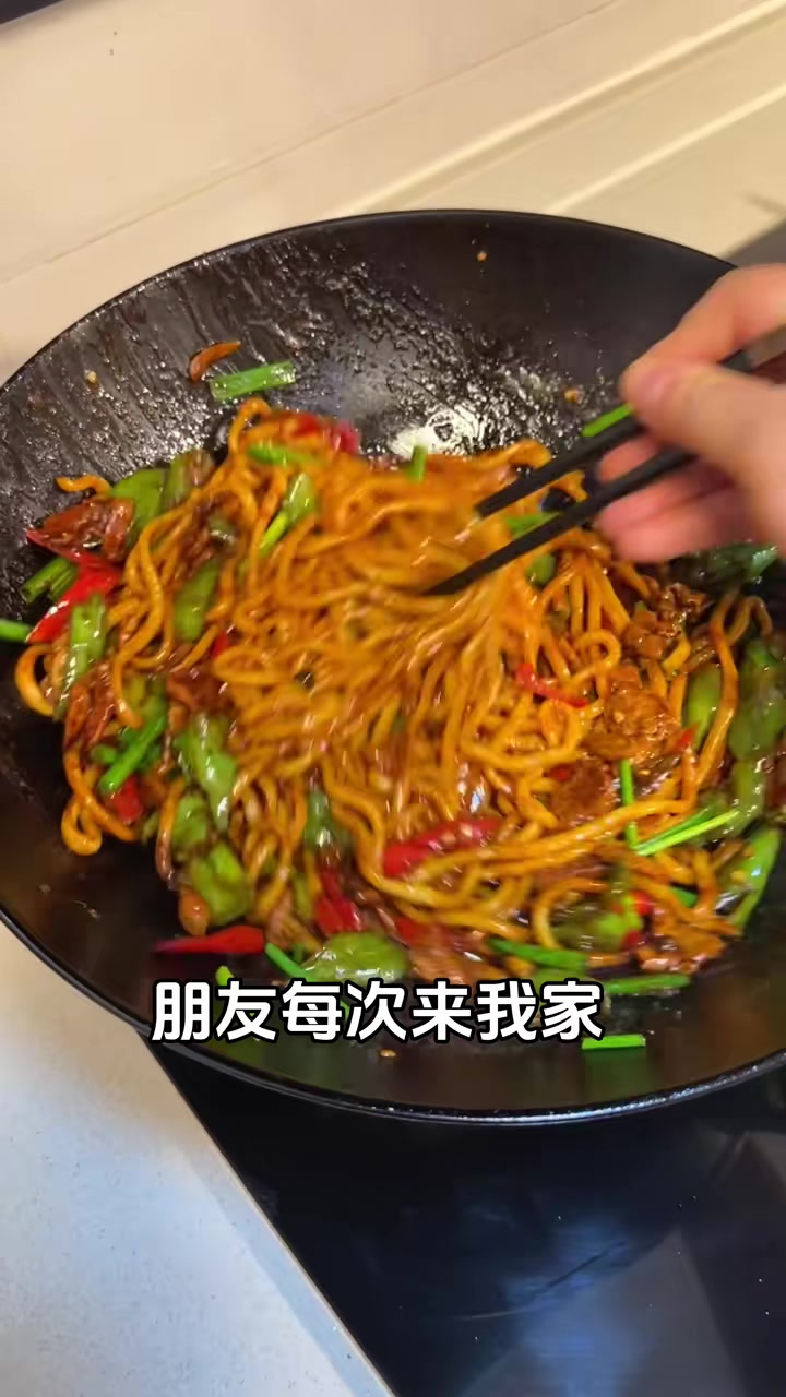 没胃口的时候一定要试试这个辣椒炒肉炒面，吃一口就停不下来的程