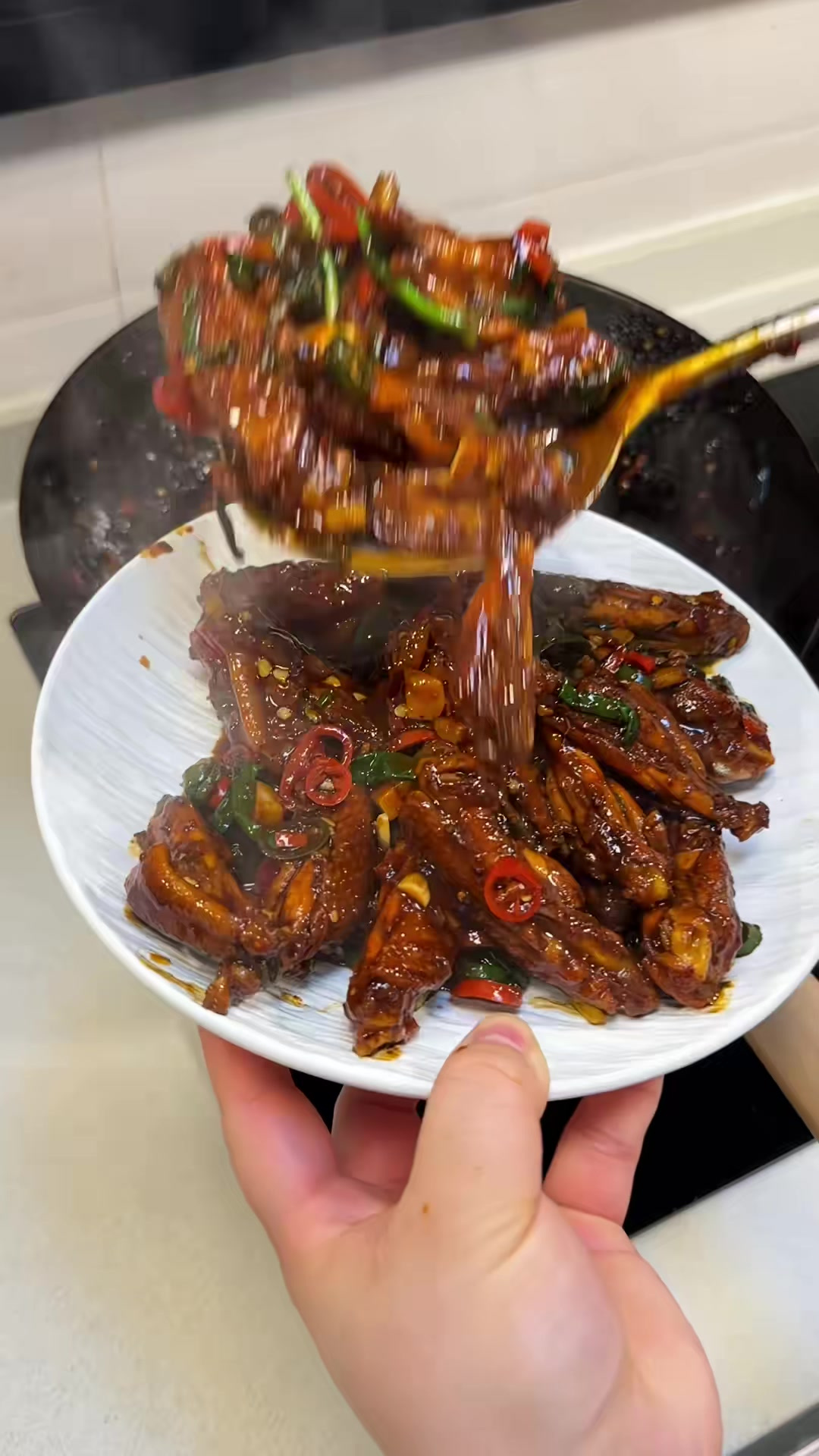 鸡翅这么做太好吃了！又香又辣特别下饭