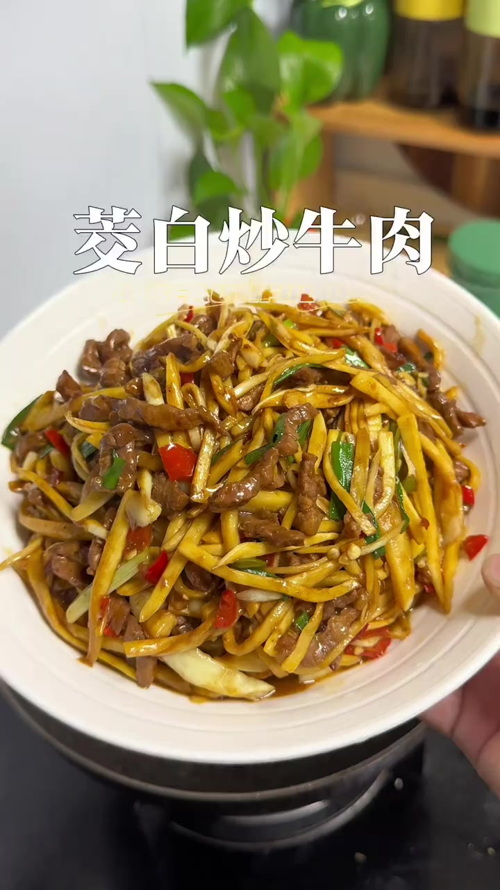 下饭菜还得看江西小炒，超级下饭的茭白炒牛肉，又辣又鲜又嫩