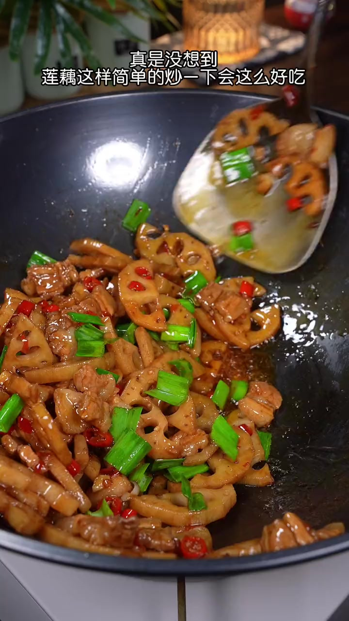 没胃口的时候,你就像我这样做一道莲藕炒肉,香辣脆爽,太下饭了