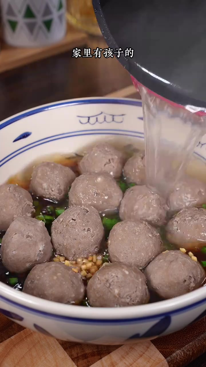 想吃潮汕的牛肉丸汤，在家简单两步就能搞定，汤鲜味美，一口下去
