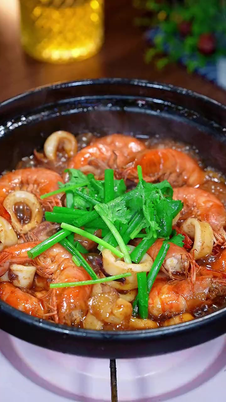 在广东特色经典的一道菜啫啫鲜鱿煲,做法一滴水都不需要加,绝对