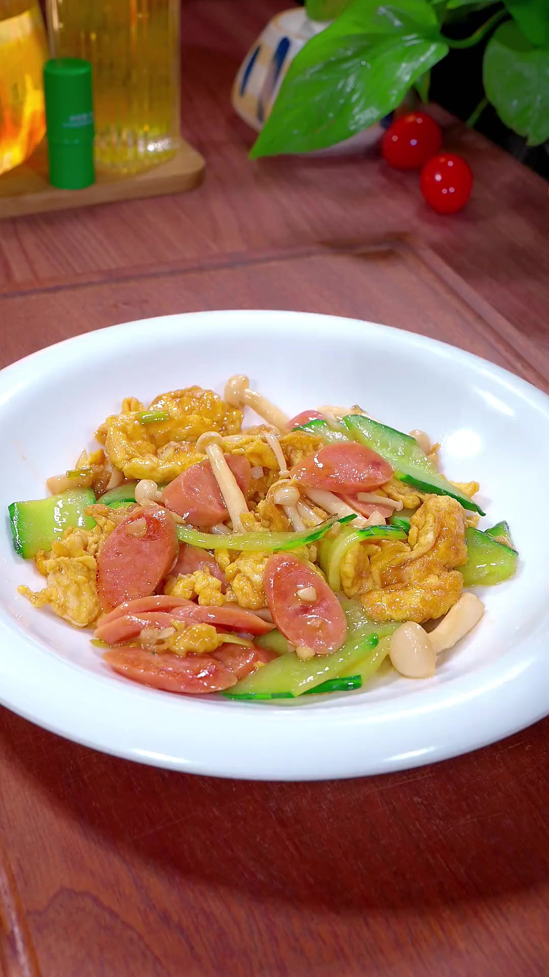 很多孩子都不爱吃蔬菜,那你一定要试试这道小炒菌菇,大小朋友都