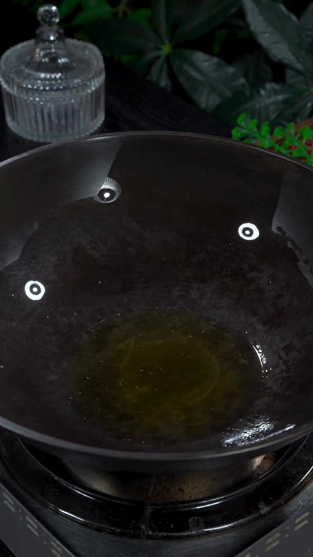 做干锅包菜千万别直接下锅就炒，那样做出来一点不好吃，按照我的