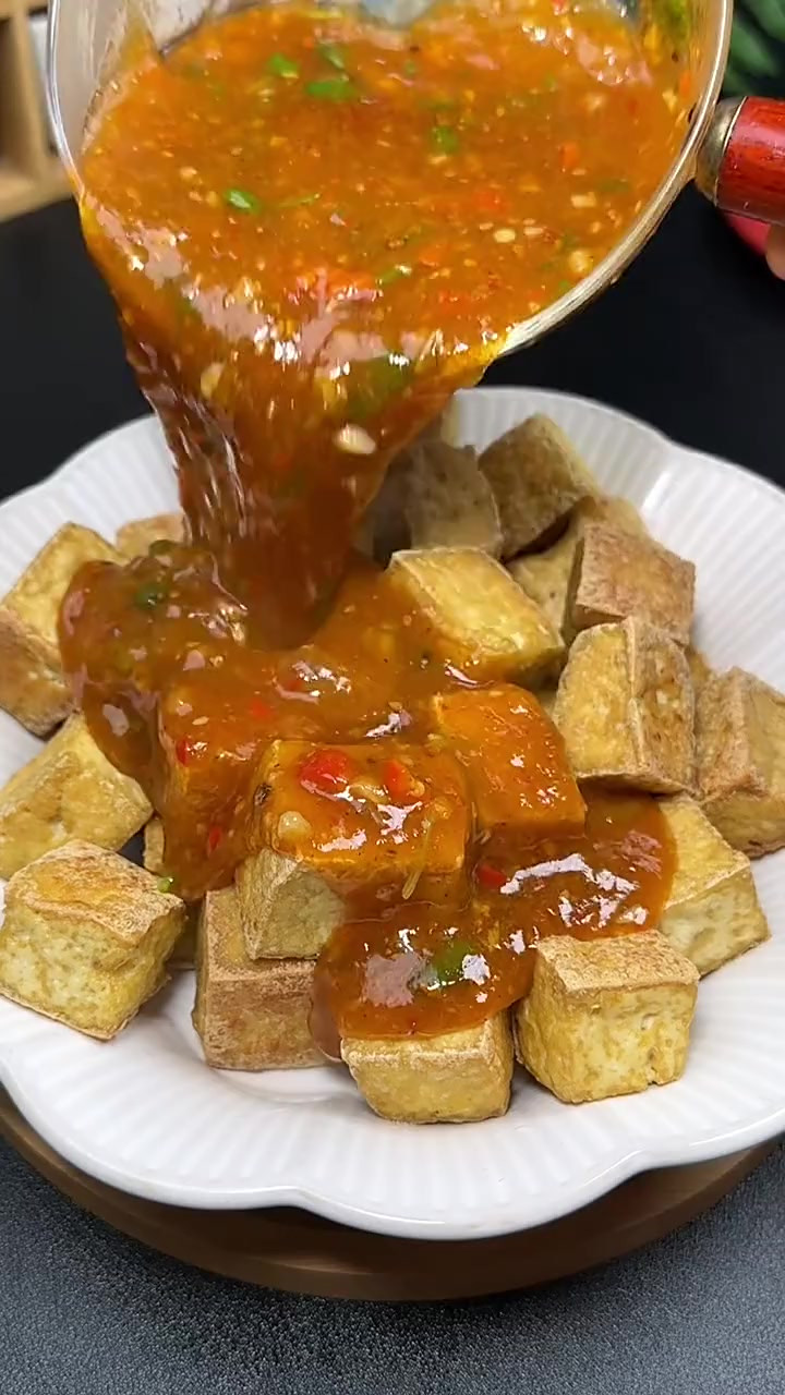 小吃街的臭豆腐原来是这么做的，学会了，你也可以出去摆摊了