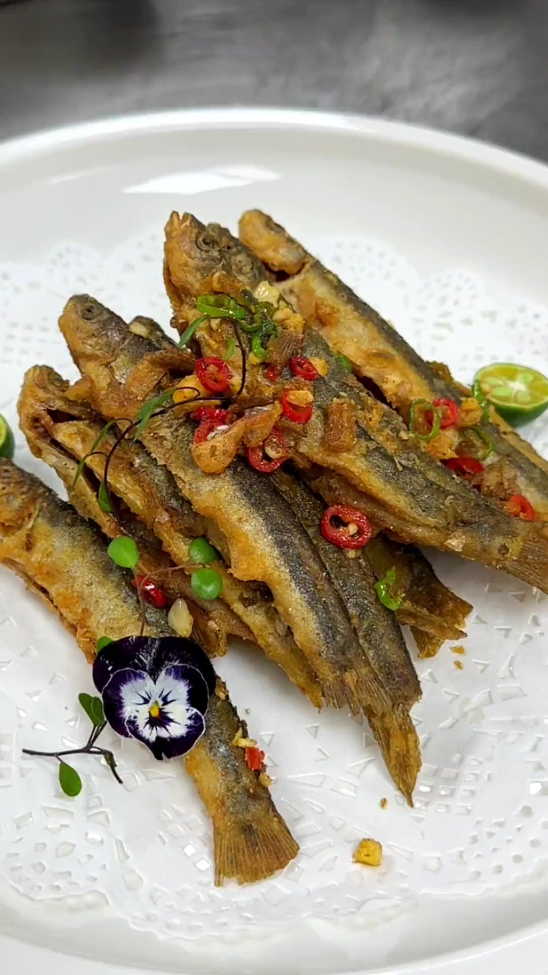 椒盐小鱼仔，料头就是蒜米，青红辣椒米，糊：鸡蛋，生粉，面粉