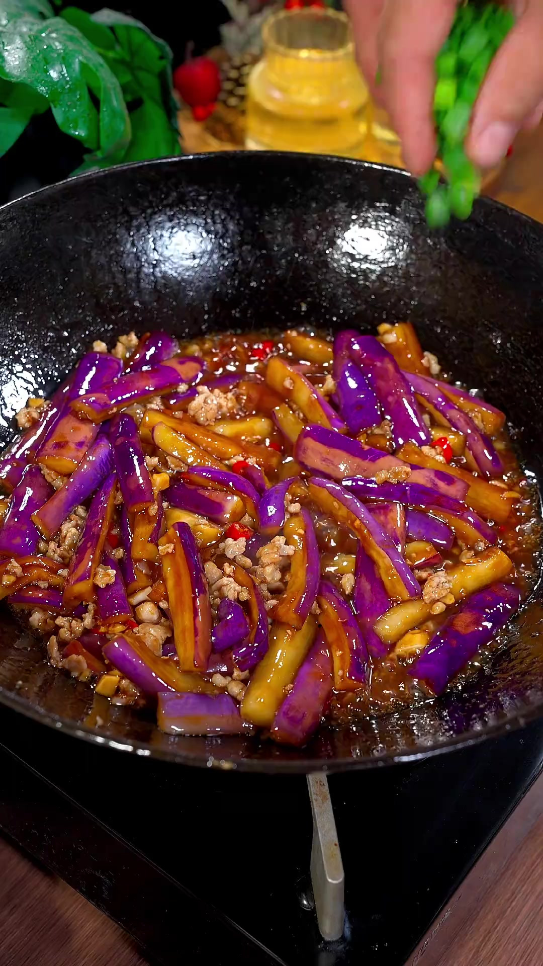 这样做的肉沫茄子，不用过油也不用焯水，简单好吃，非常下饭