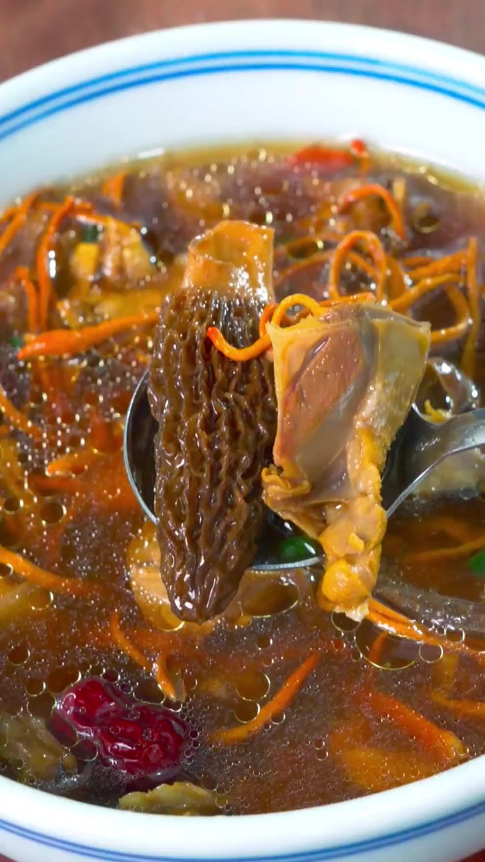 天气凉了，做一道鸽子汤给家里面补一下吧，既暖心又暖胃！