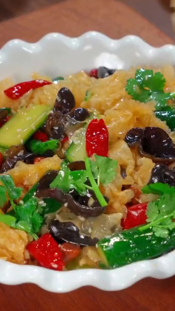 天气越来越热，吃什么都没有胃口，那就做一道爽口凉拌菜，开胃解