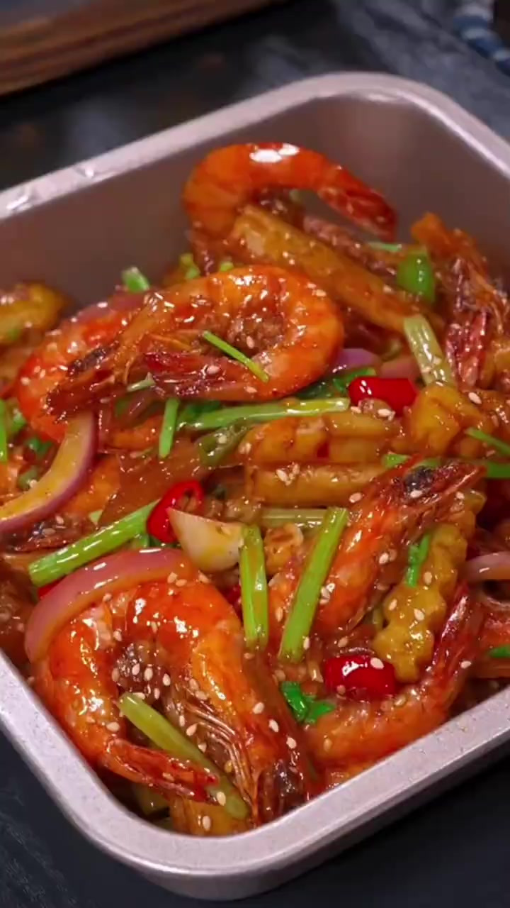 饭店的干锅香辣虾很多人都爱吃，其实自己在家就能做，做法简单
