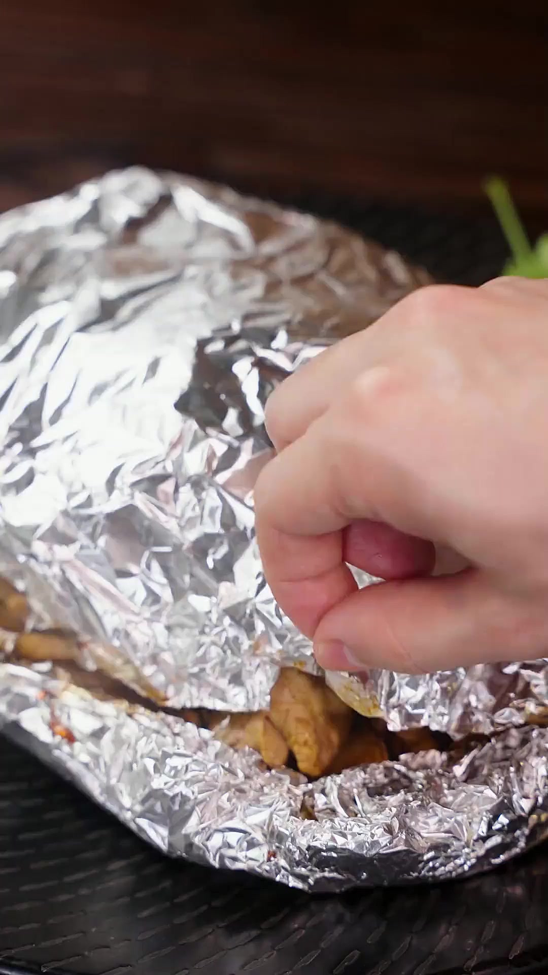 三黄鸡与嫩姜、藤椒一起入锅煎焗！制成这道回味无穷的美味——藤