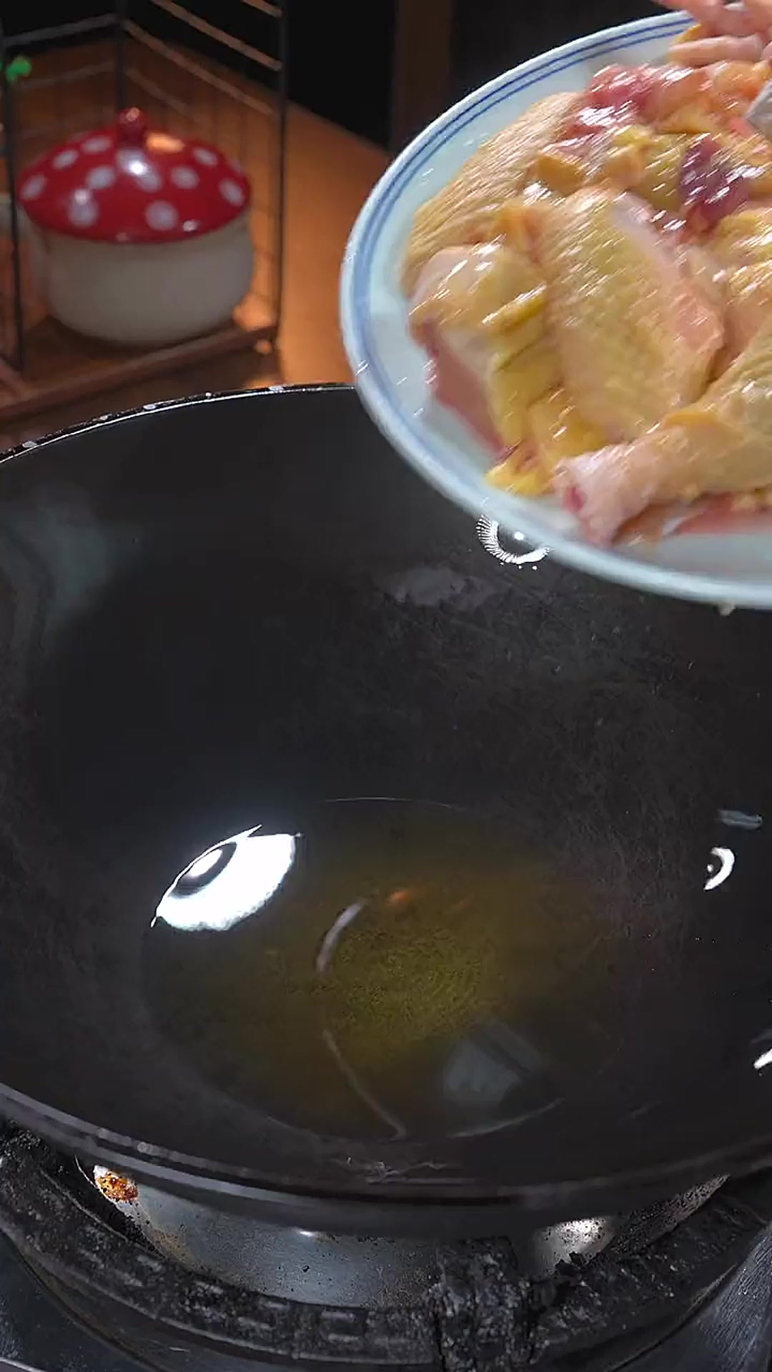 以后你要是想吃鸡肉，你就像我这样做个青椒辣子鸡，做法简单，好