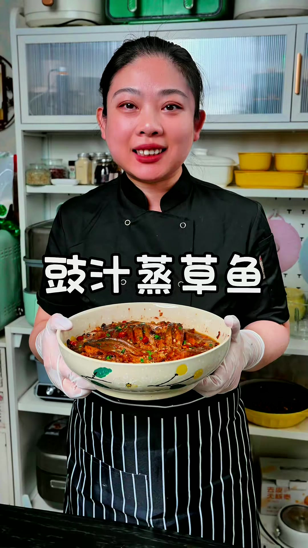 一道很简单的家常菜，豉汁蒸草鱼，少油少盐，鱼肉鲜嫩又入味，