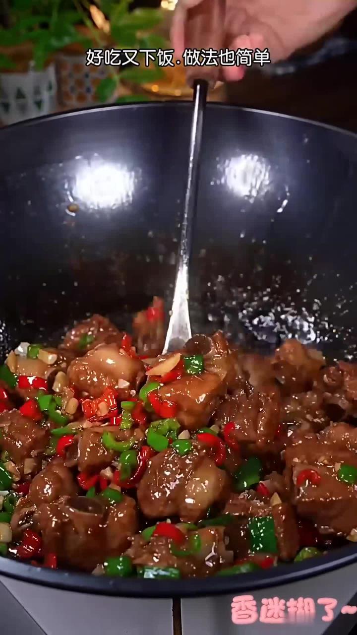 暑假在家给孩子们安排这道香辣排骨,香辣入味,好吃到舔手指