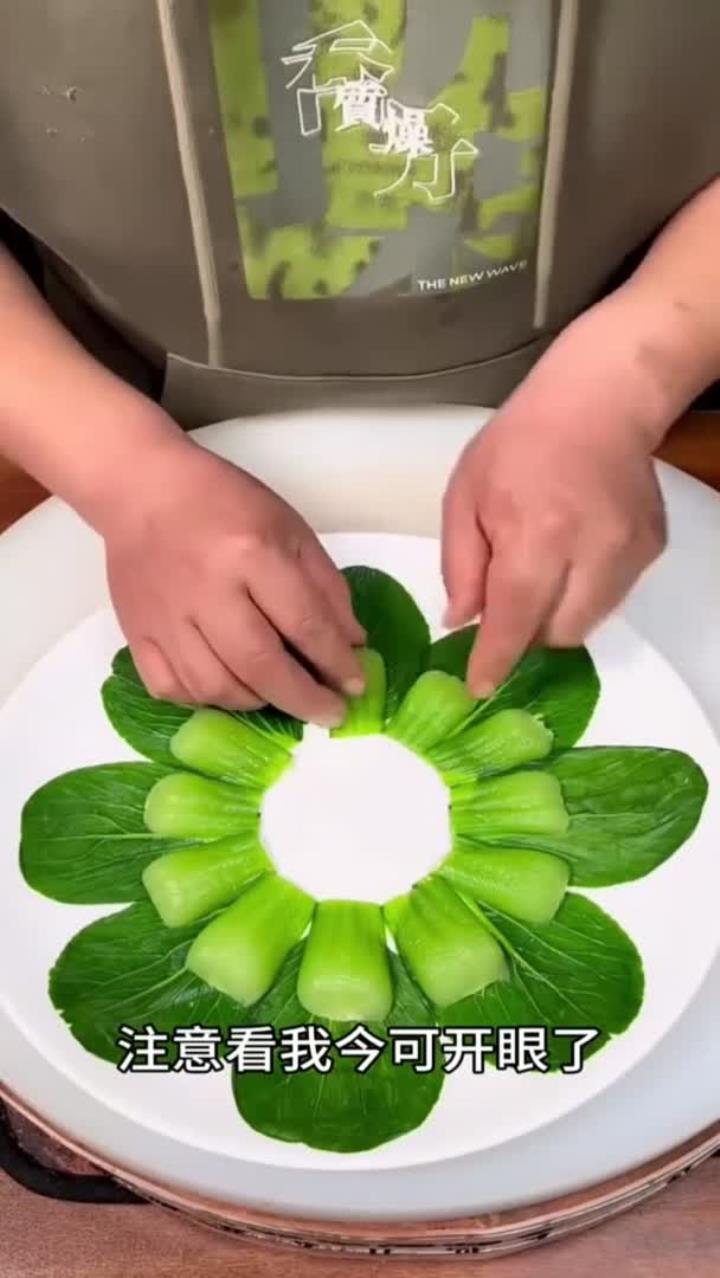 厨师用青菜和红薯摆盘