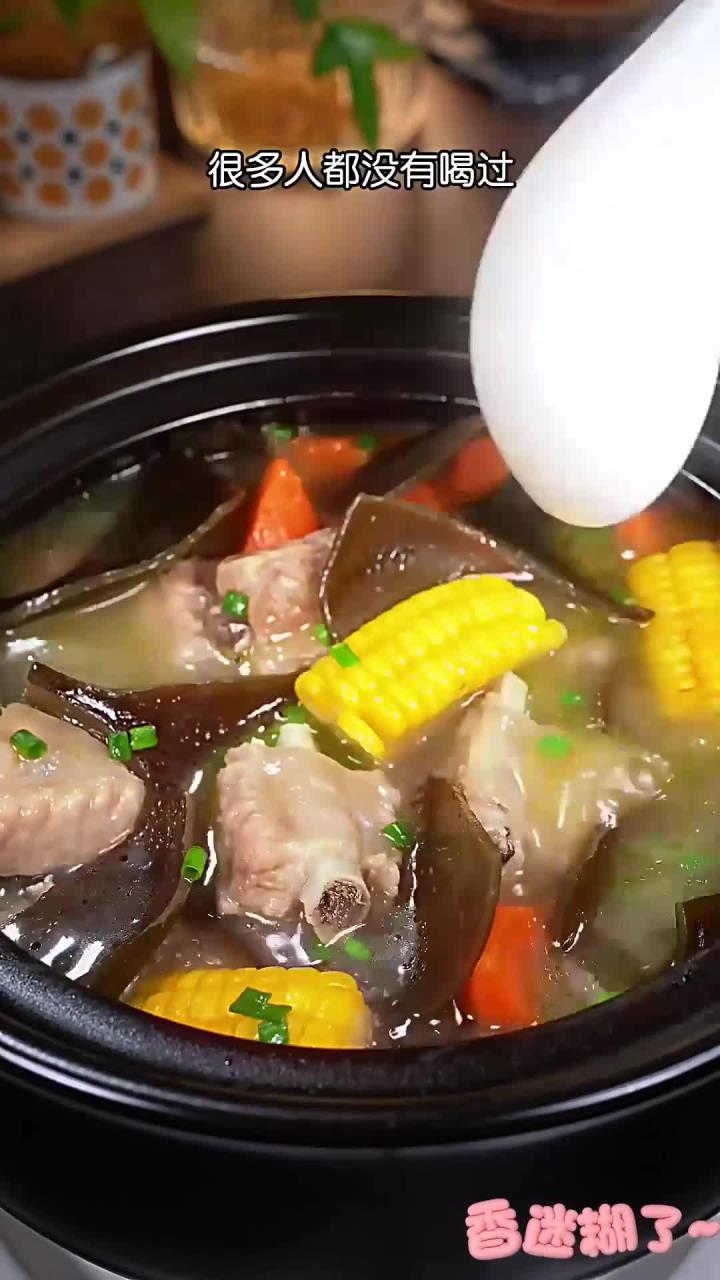 每周都会做几次这个海带头排骨汤给三个儿子喝，汤鲜味美，营养丰富，口感清甜