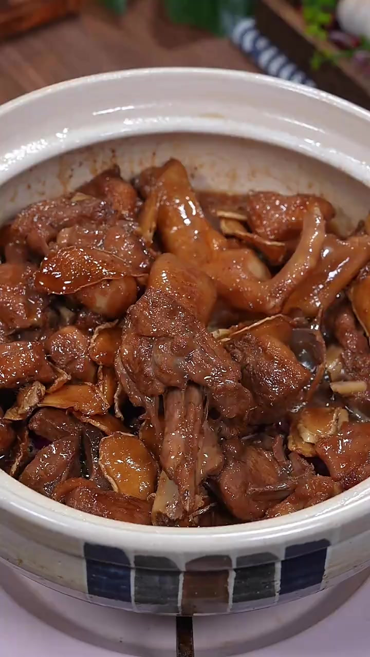 这个只有麻油和生姜，做出来的姜母鸭味道真的太香了，好吃到连姜