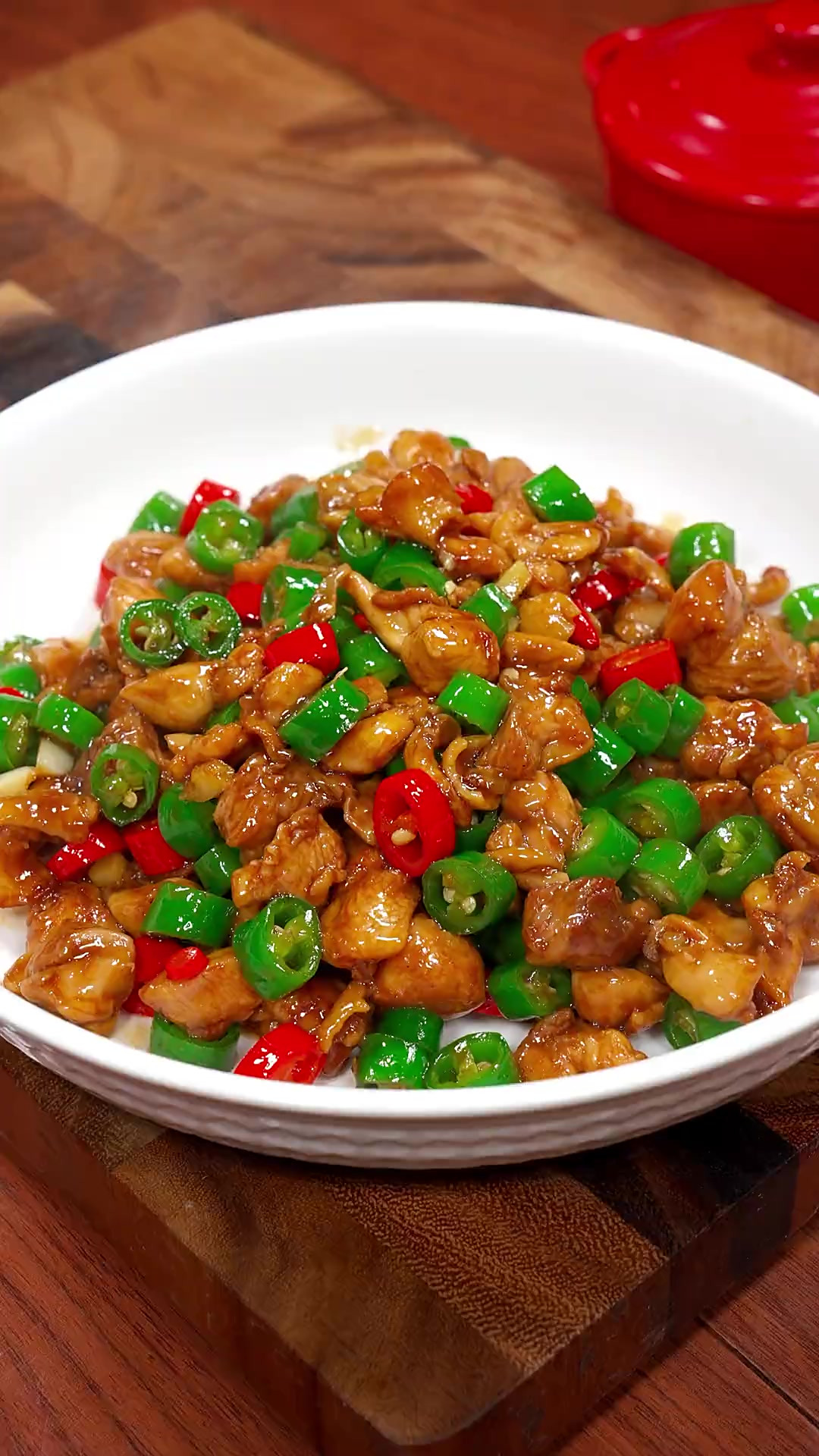 以后想吃鸡腿不要总是红烧了,试试我家这个香辣鸡腿丁的做法。香
