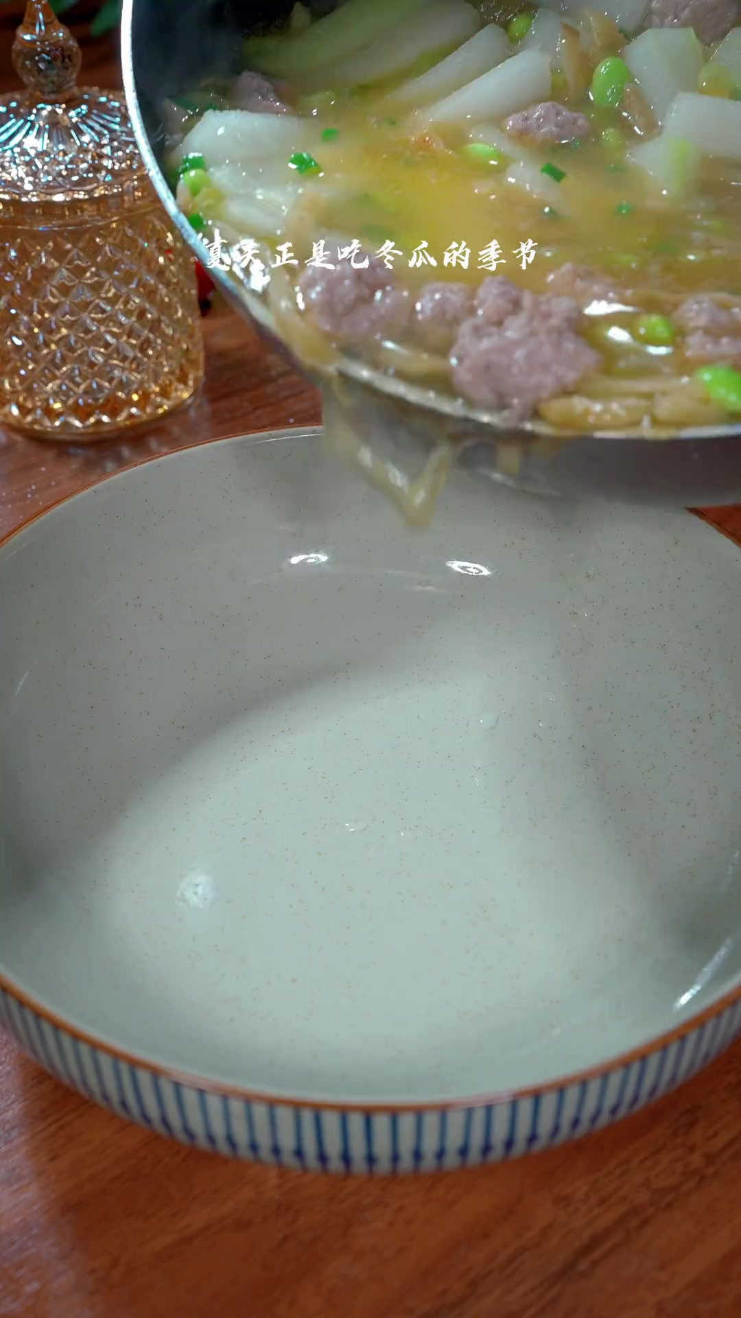 夏天正是吃冬瓜的季节，这样做的冬瓜肉丸榨菜汤，鲜香美味，做法