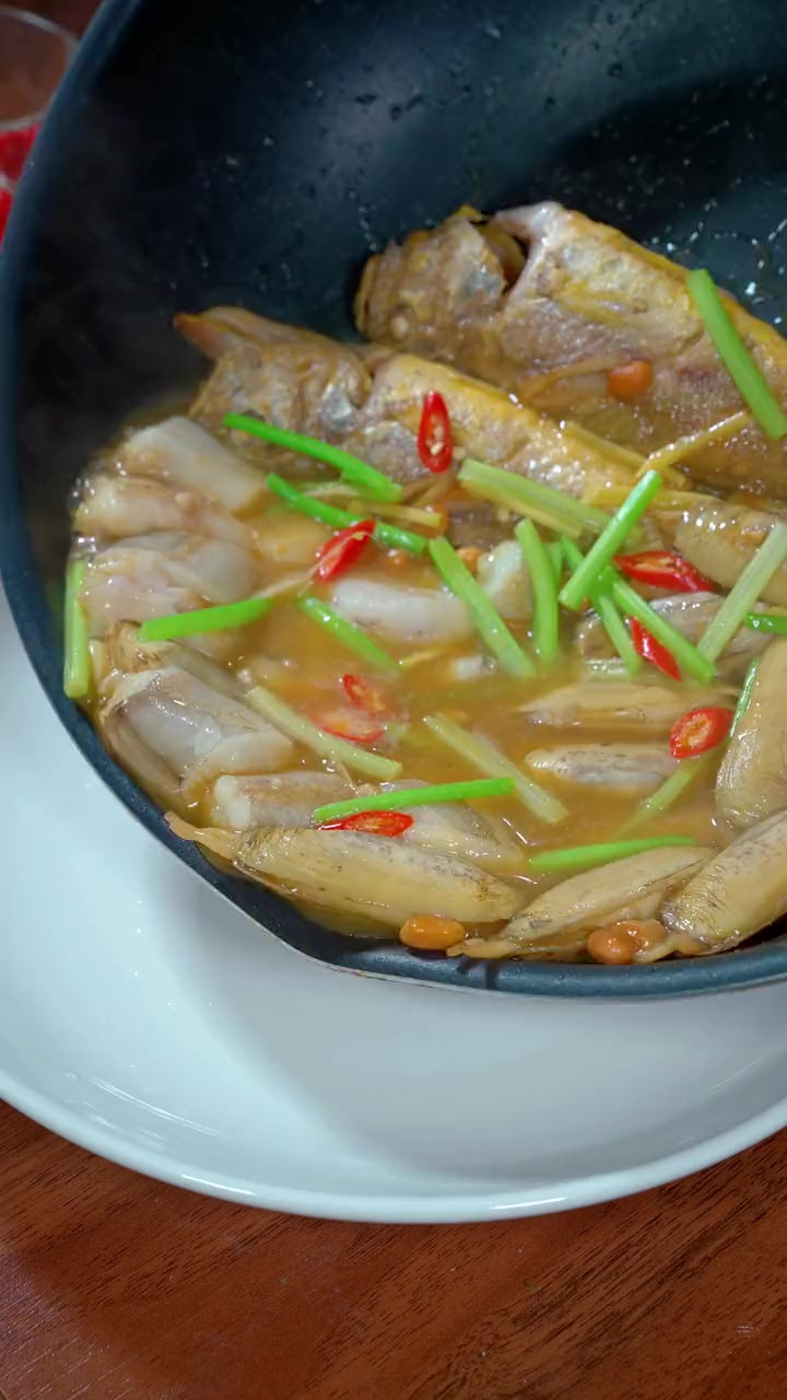 家烧鱼杂，是我们温州各个大排档里，非常热门的一道特色菜，咸香