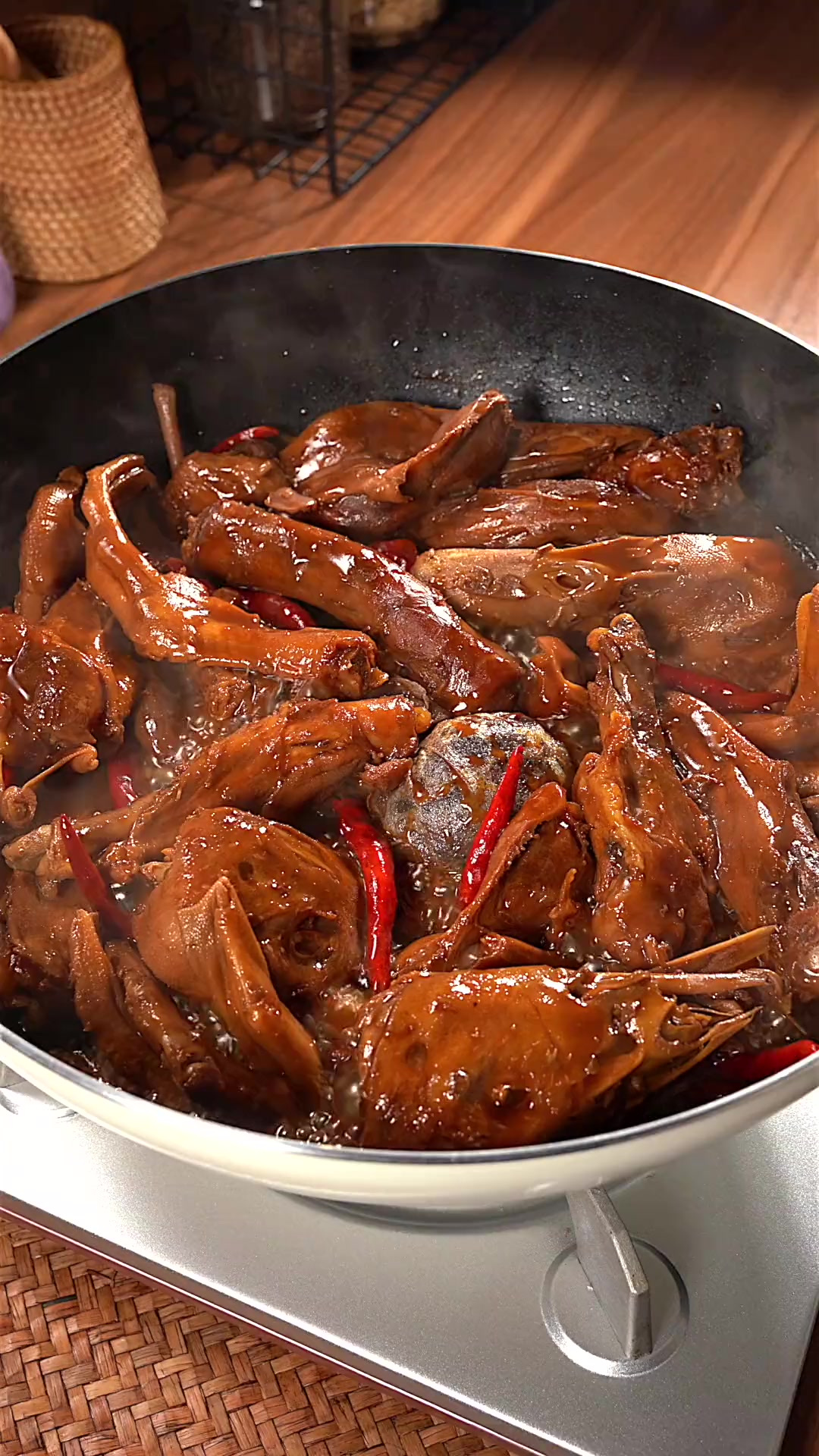 放假在家，卤上这一锅麻辣鸭货，看着电视剧，是不是挺幸福？