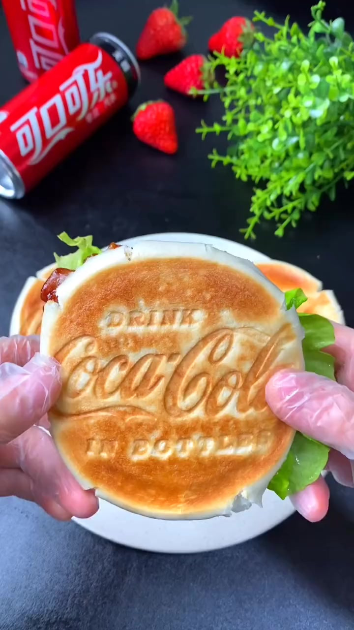 好吃到舔手指的可乐鸡腿汉堡，宝宝一口气吃了三个