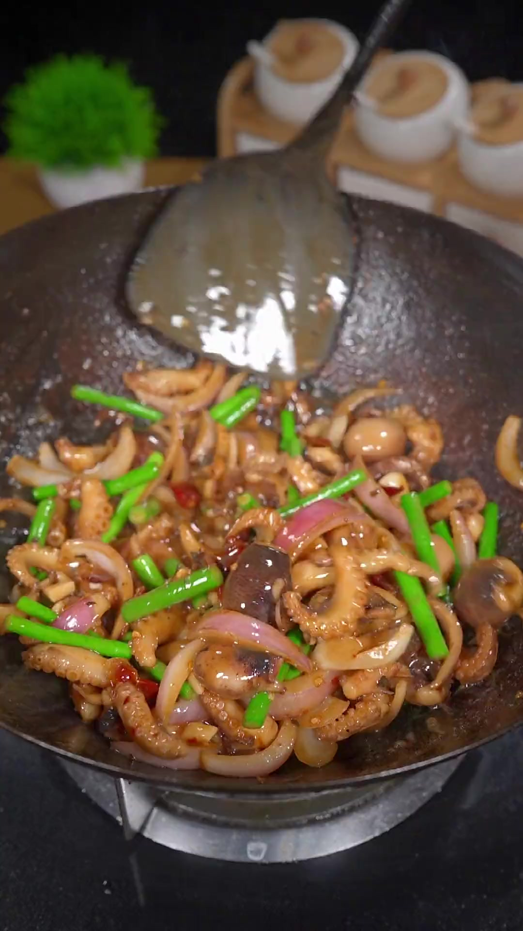 去菜场看见有卖八爪鱼的，买了几只 做了个酱爆八鱼 太香了一