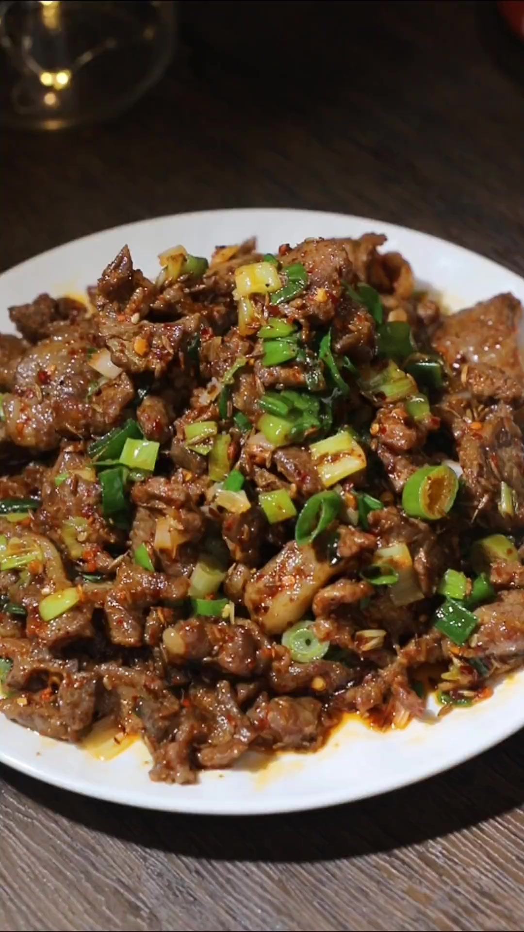 孜然羊肉这么做，鲜嫩入味，配上卷饼，真是好吃到停不下来~