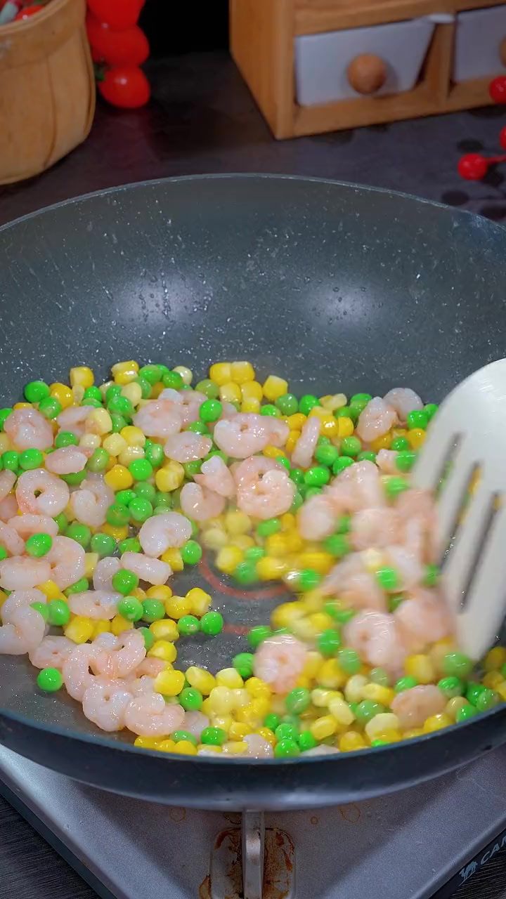清炒河虾仁，非常清爽好吃，肉质细腻Q弹