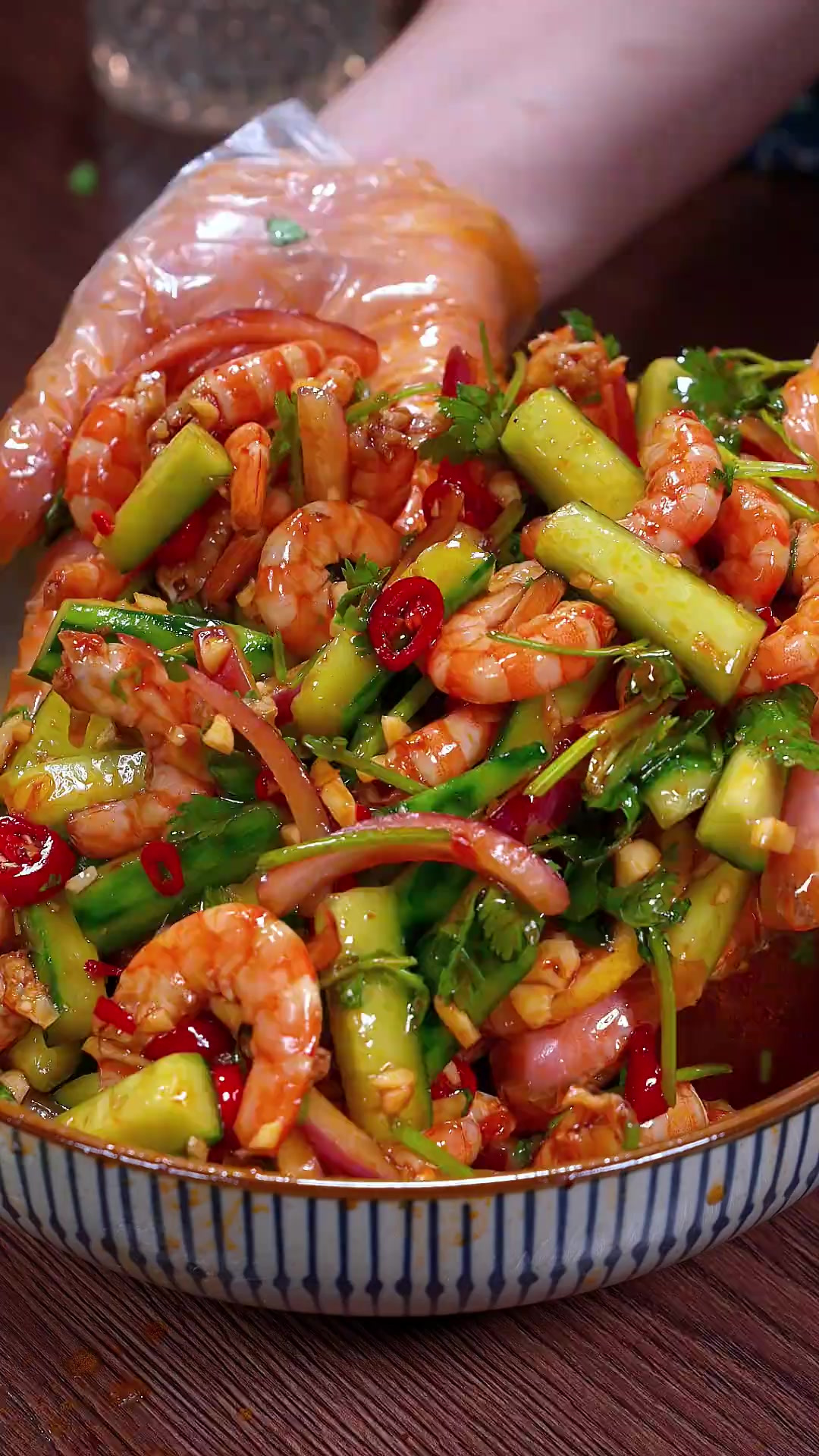 炎热的夏天不想吃饭，你就做个泰式酸辣柠檬大虾，清脆爽口，太好