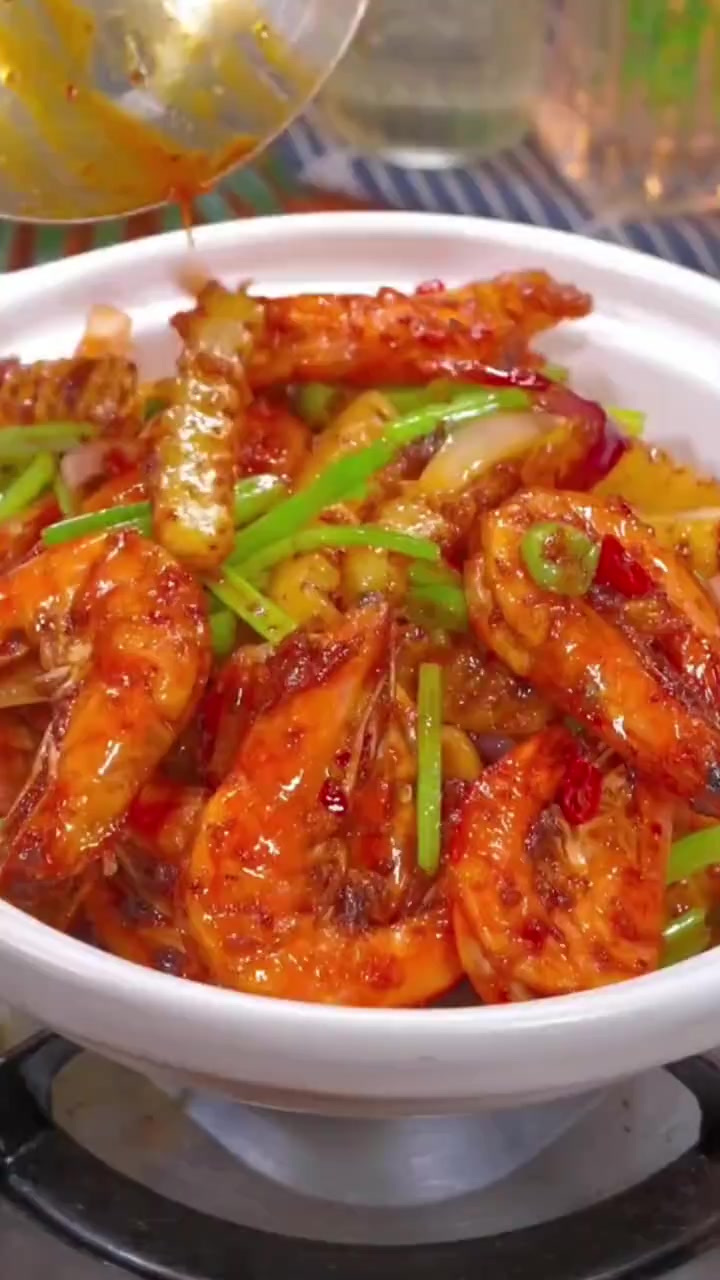 饭店的干锅香辣虾很多人都爱吃，今天就把做法分享给大家，在家也