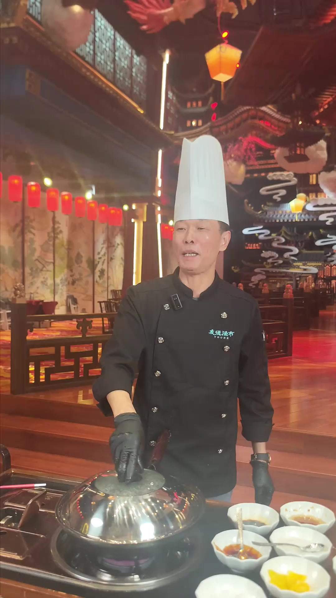 炒八素 炒八素,为莆田菜品,是福建名菜。其名叫炒八素,其实是