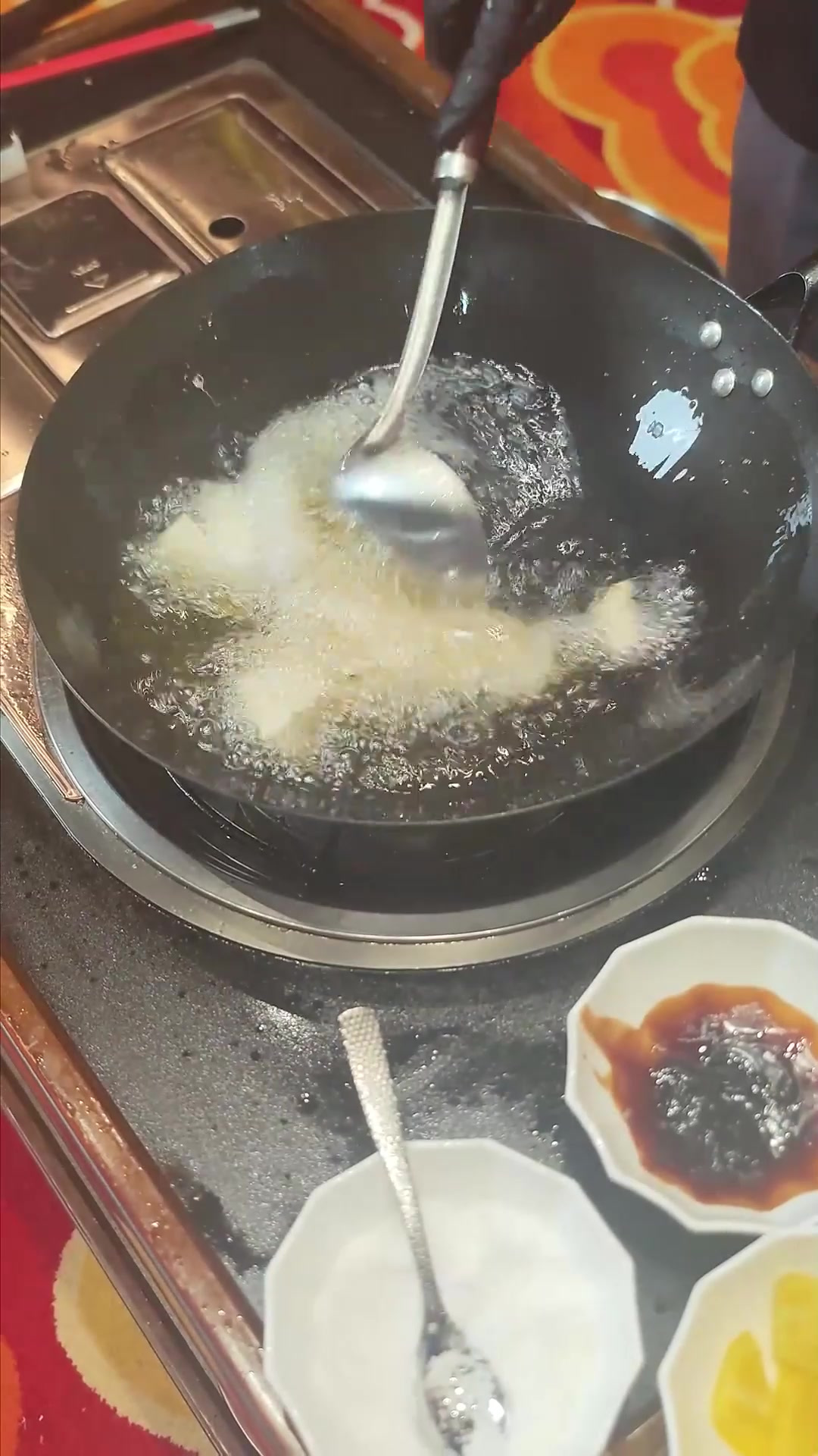 炒八素 炒八素,为莆田菜品,是福建名菜。其名叫炒八素,其实是