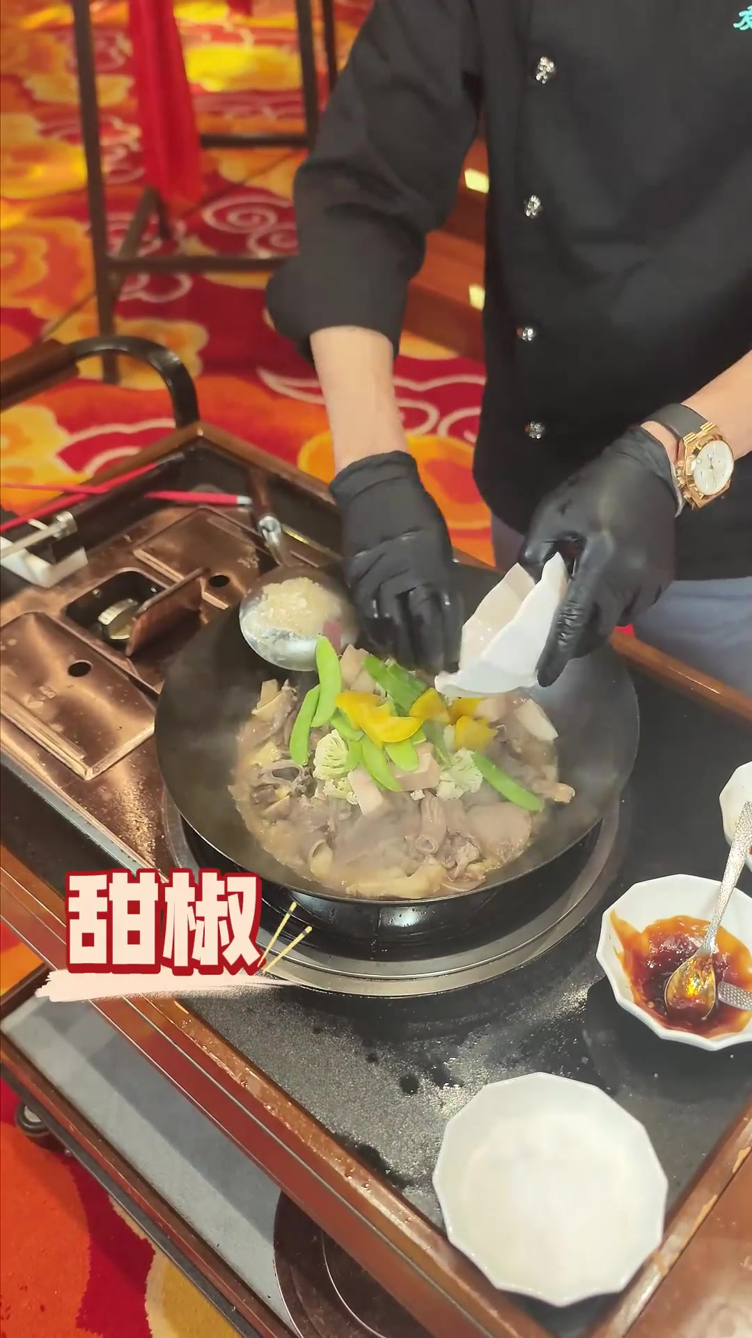 炒八素 炒八素,为莆田菜品,是福建名菜。其名叫炒八素,其实是