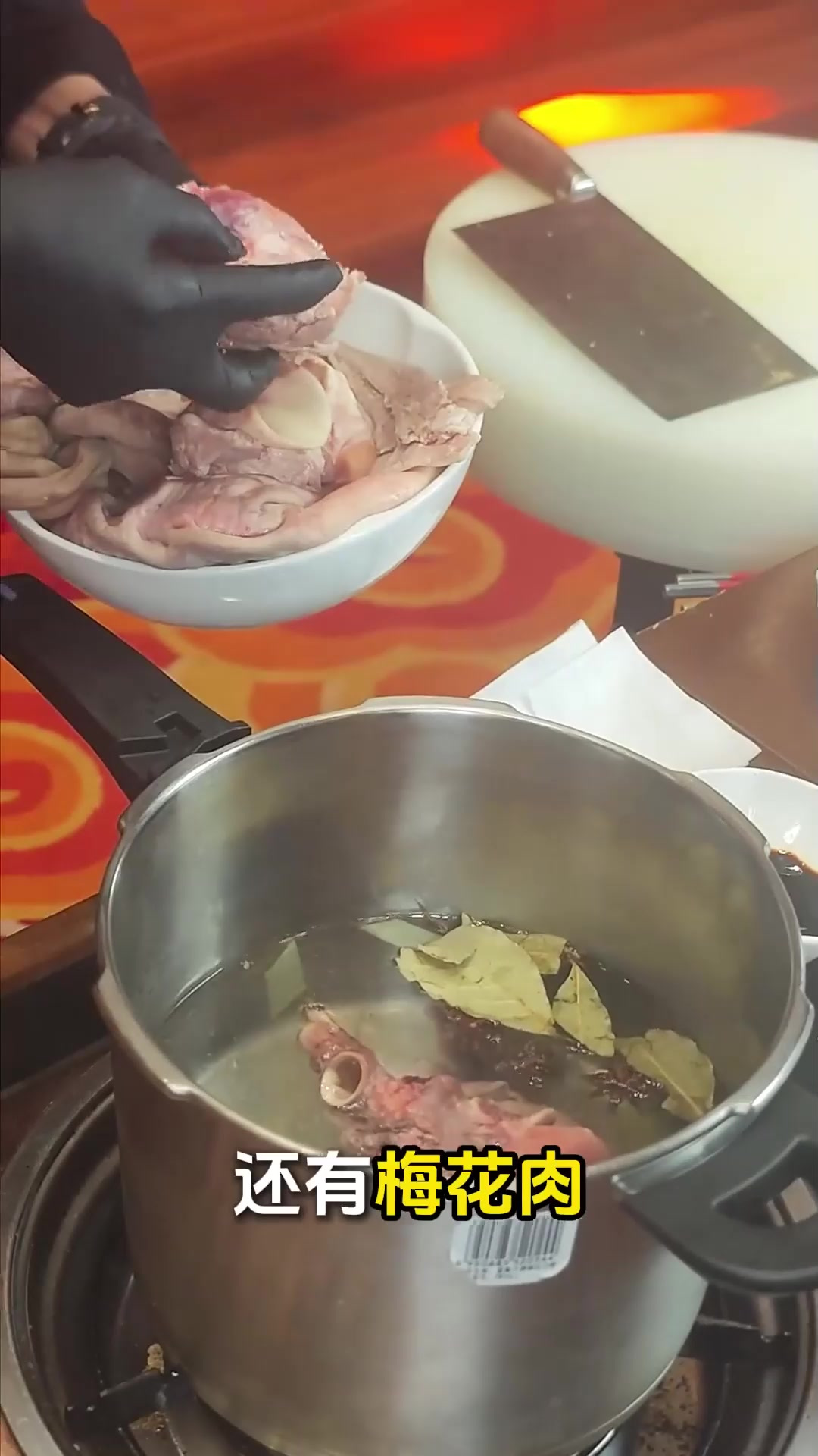 炒八素 炒八素,为莆田菜品,是福建名菜。其名叫炒八素,其实是