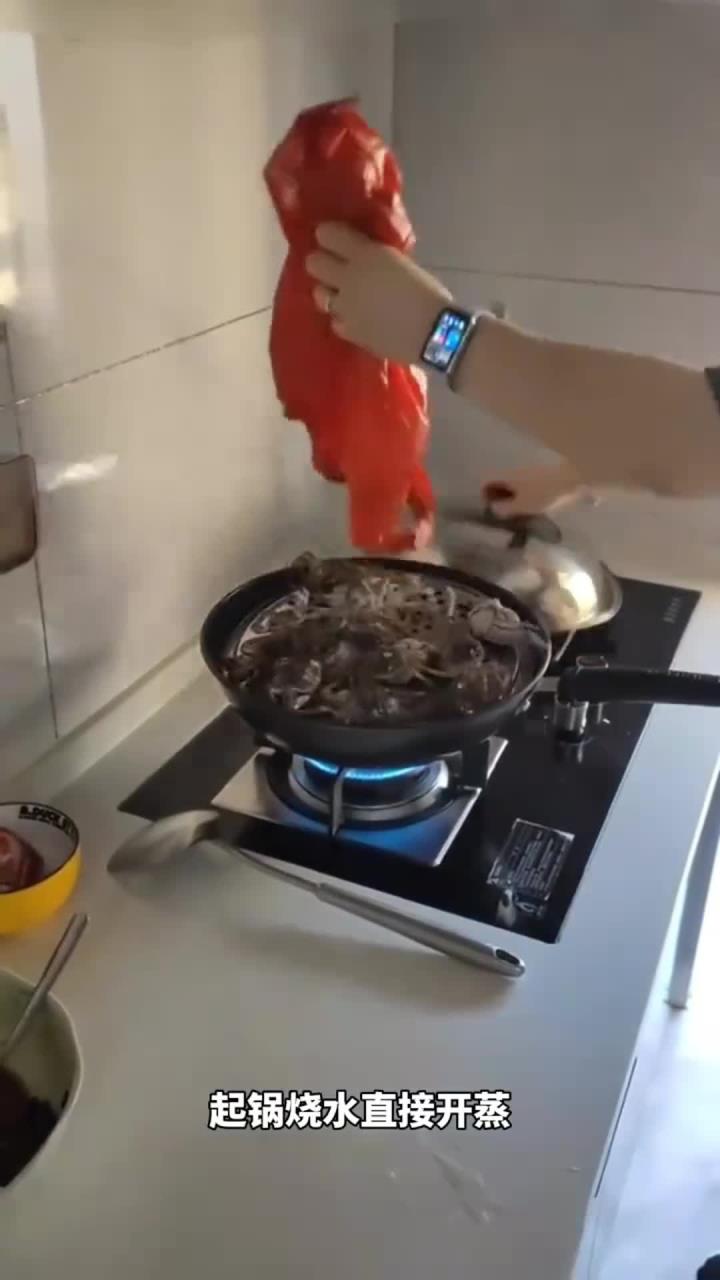 在家里制作清蒸螃蟹