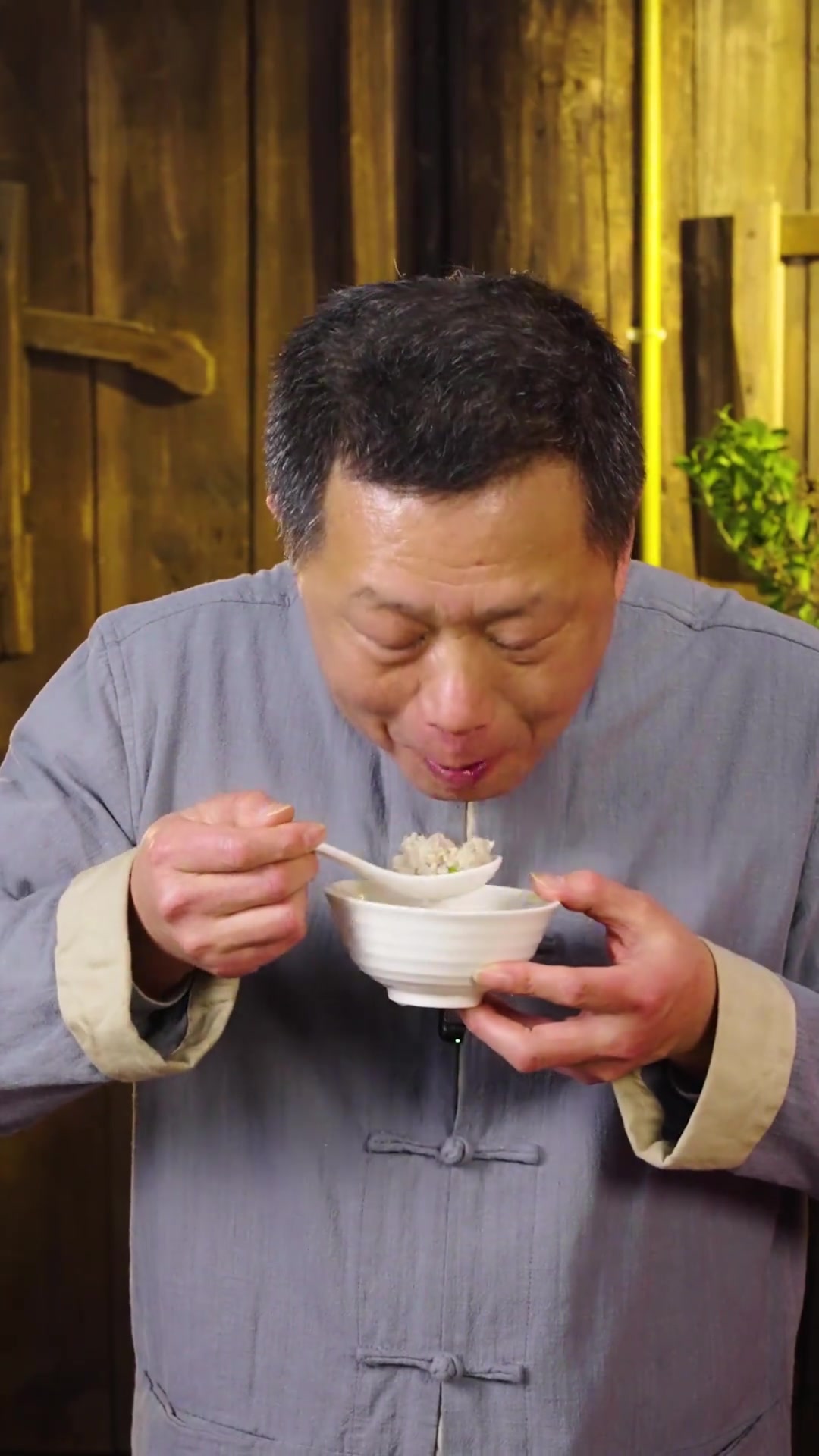 暖心暖胃的猪肉丸粉丝煲做法来咯~肉丸紧实多汁，粉丝吸满浓郁汤汁，一口下去全是鲜香！