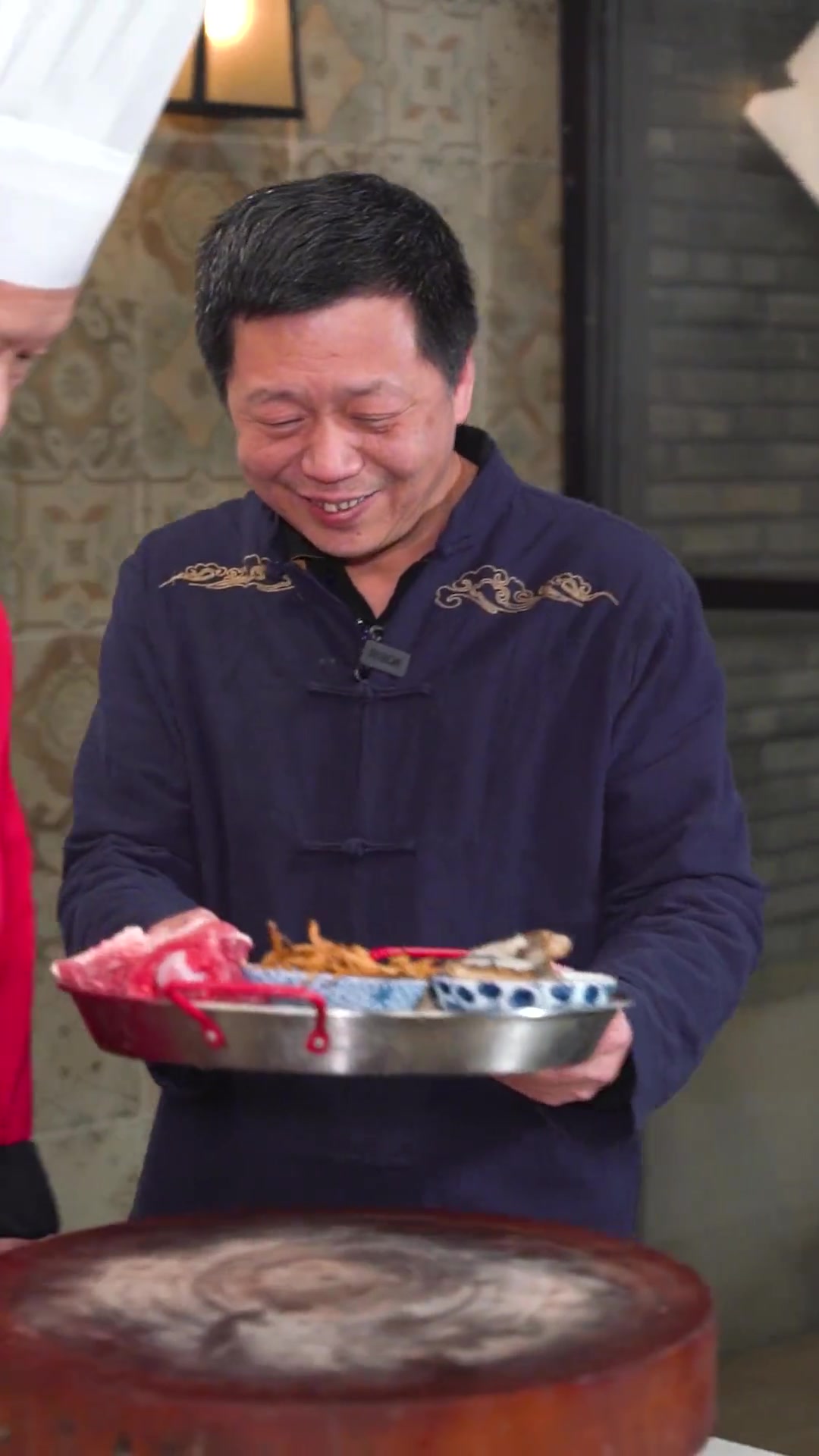 配料丰富、汤底鲜美，海鲜烫嘴豆腐是经典中的经典！今天用这个季节最好的蛏来“老菜新做”~