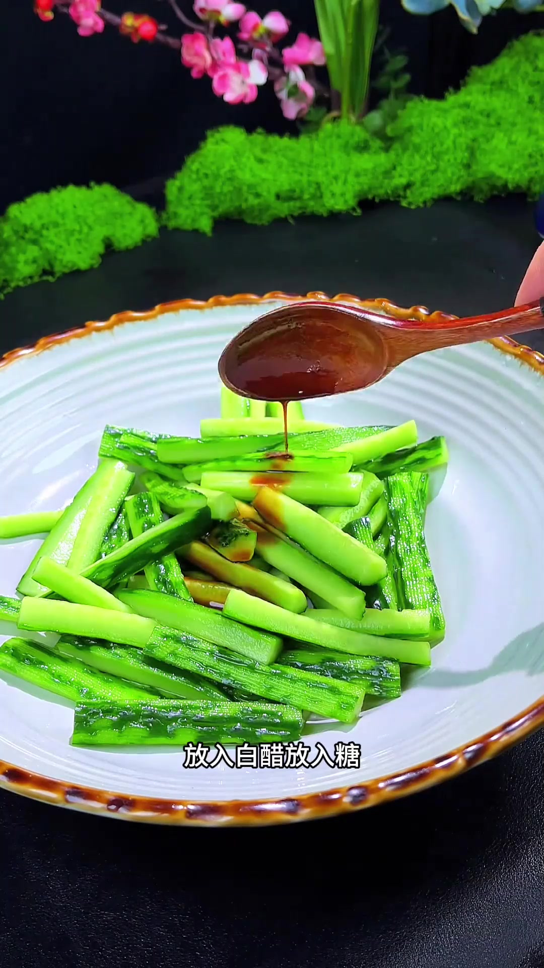 一万八千八的婚宴上第一道凉菜是炝拌黄瓜,比燕翅鲍鱼还抢手5